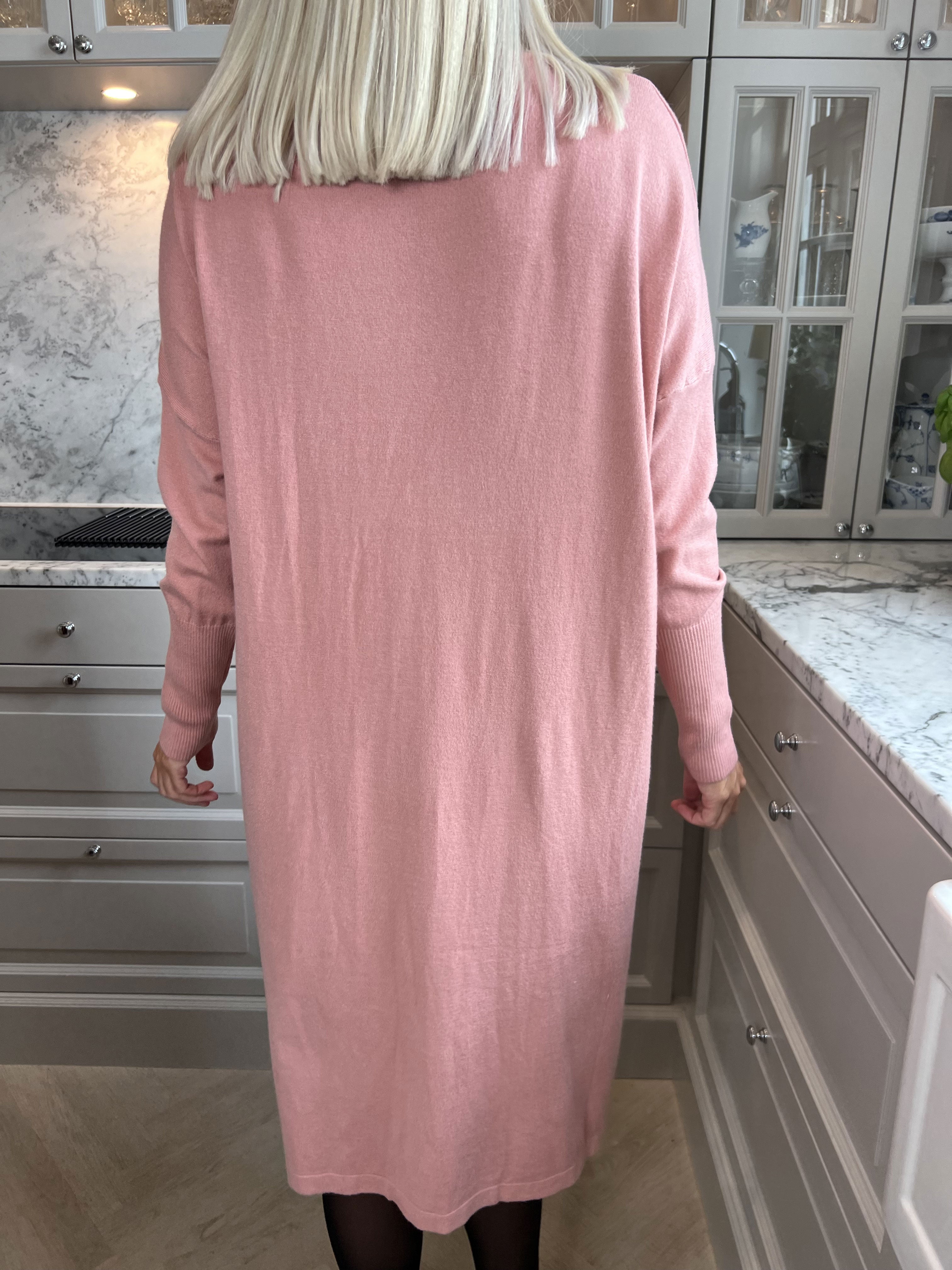 Yasha - Blød strikkjole i strækbart stof pyntet med similisten